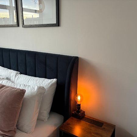 Manchester Apt, Free Parking, Business, Couples & Families ภายนอก รูปภาพ