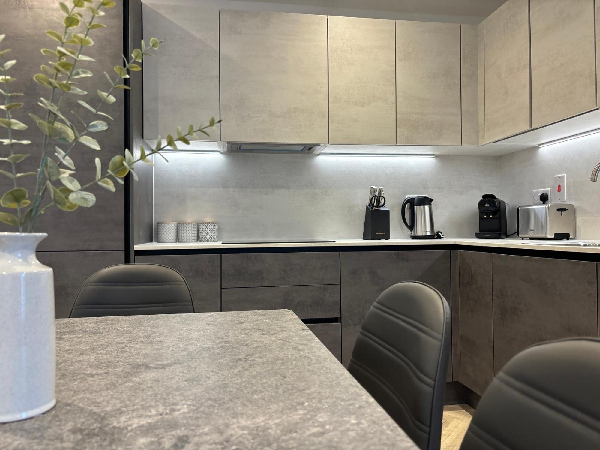 Manchester Apt, Free Parking, Business, Couples & Families ภายนอก รูปภาพ